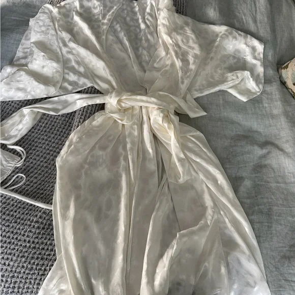 Natori Decadence Cream Pajamas Set with robe - Picture 7 of 10